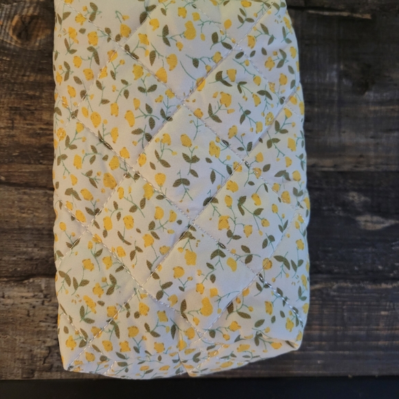 Floral Quilted Zipper Pouch - Picture 3 of 4